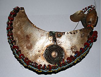 Một chiếc vòng cổ Kula, với các hạt hình đĩa vỏ màu đỏ đặc biệt, từ Quần đảo Trobriand.